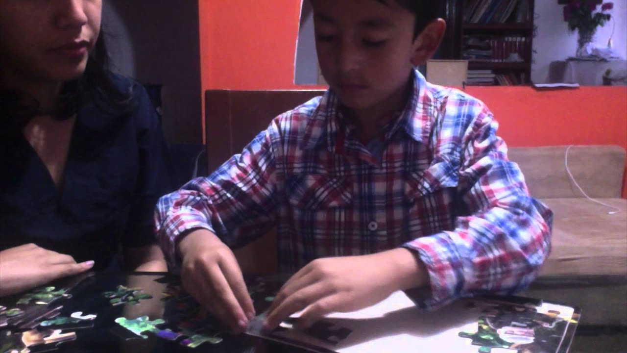 Jugando a aprender. Como acompañar a un niño a armar un rompecabezas- Ejemplo - YouTube