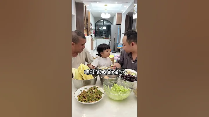 面条的正确吃法#大眼萌娃 #父女搞笑 - 天天要闻