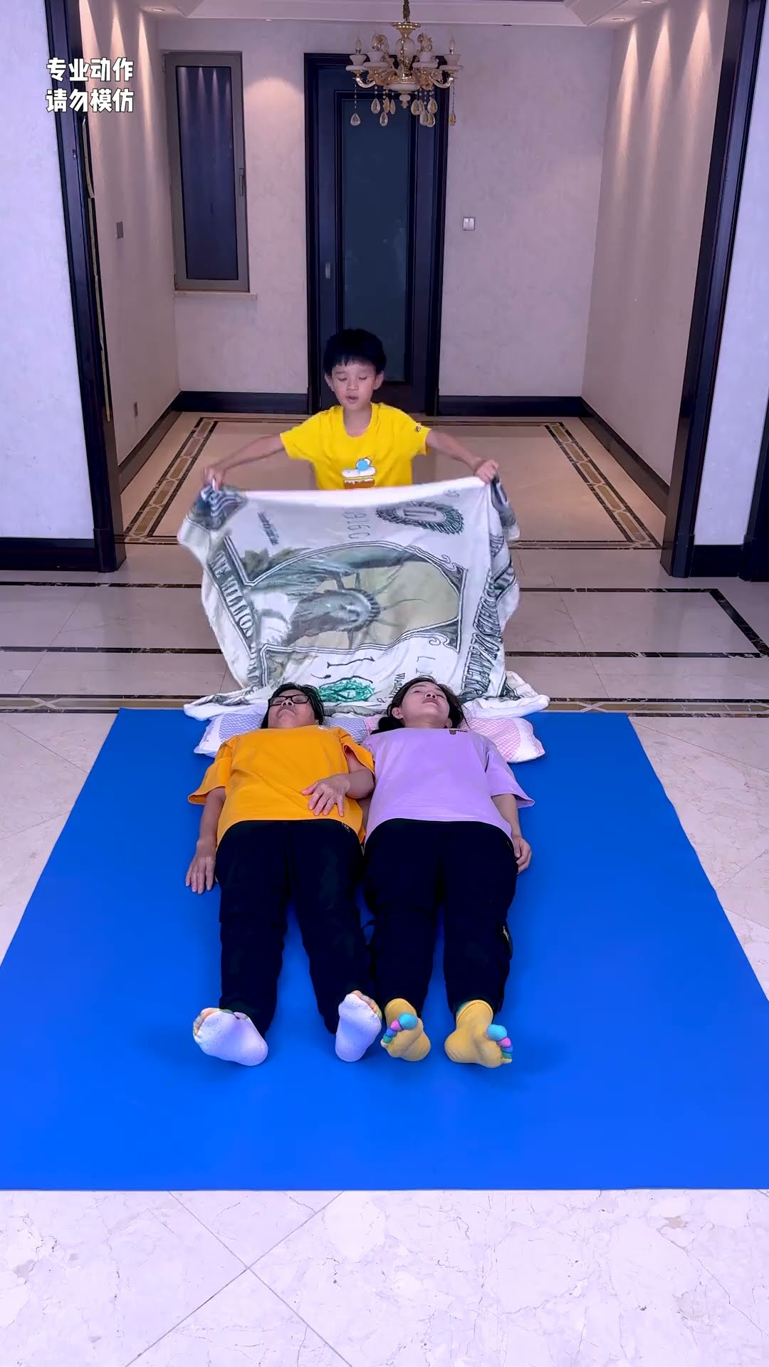 दो लोग रजाई ओढ़ने की चुनौती丨Two People Cover The Quilt Challenge, So Fun#Funnyfamily#Partygames