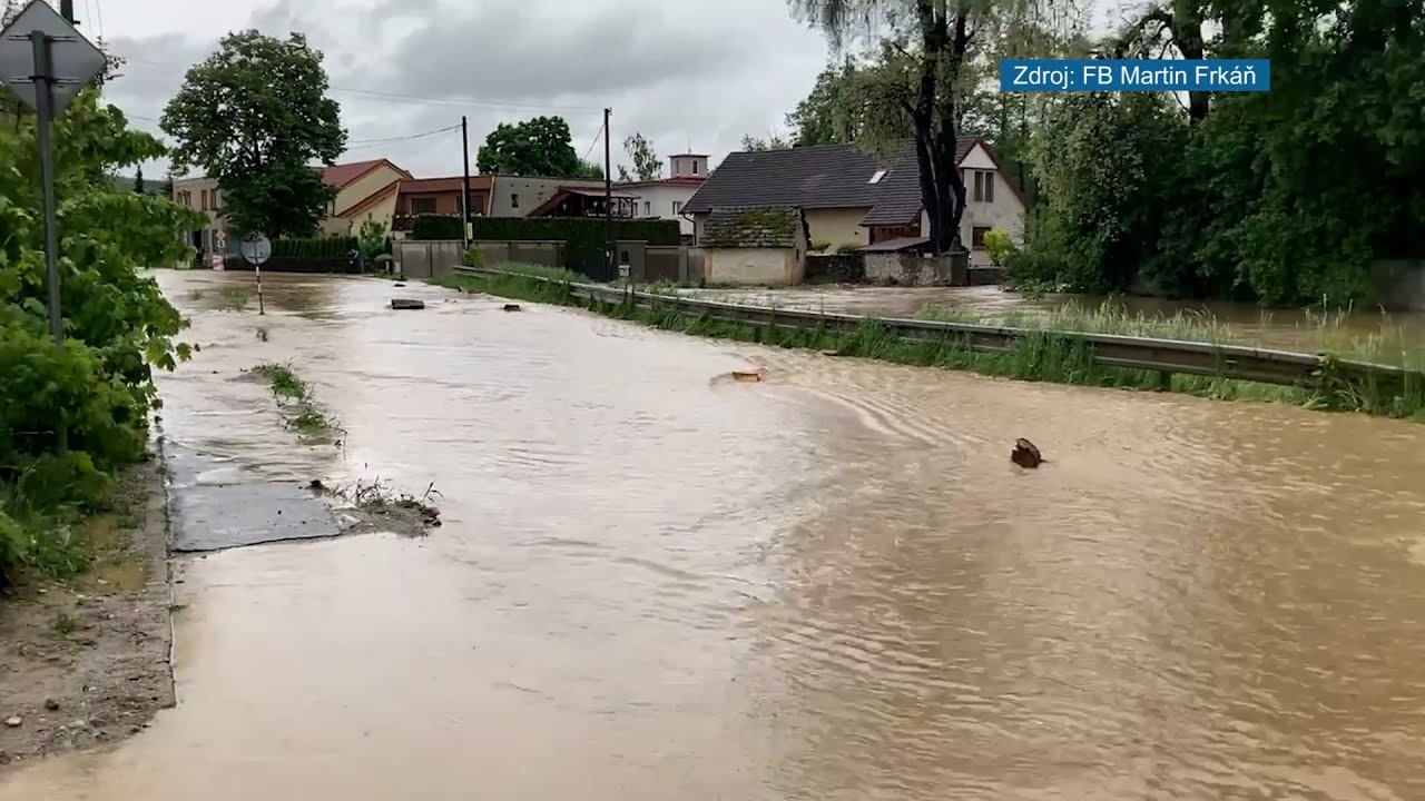 Ulice obcí zaplavila voda
