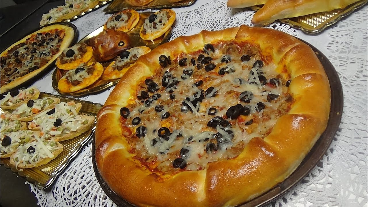 بيزا محشية بالجبن على جميع الحافة مصنوعة بعجينة سحرية صالحة لجميع المملحات و الفطائر