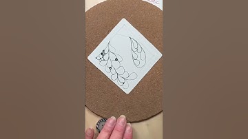 Just a classic B&W tile - drawing organic tangles Flux, Ennies, Fescu and Leafbowz!