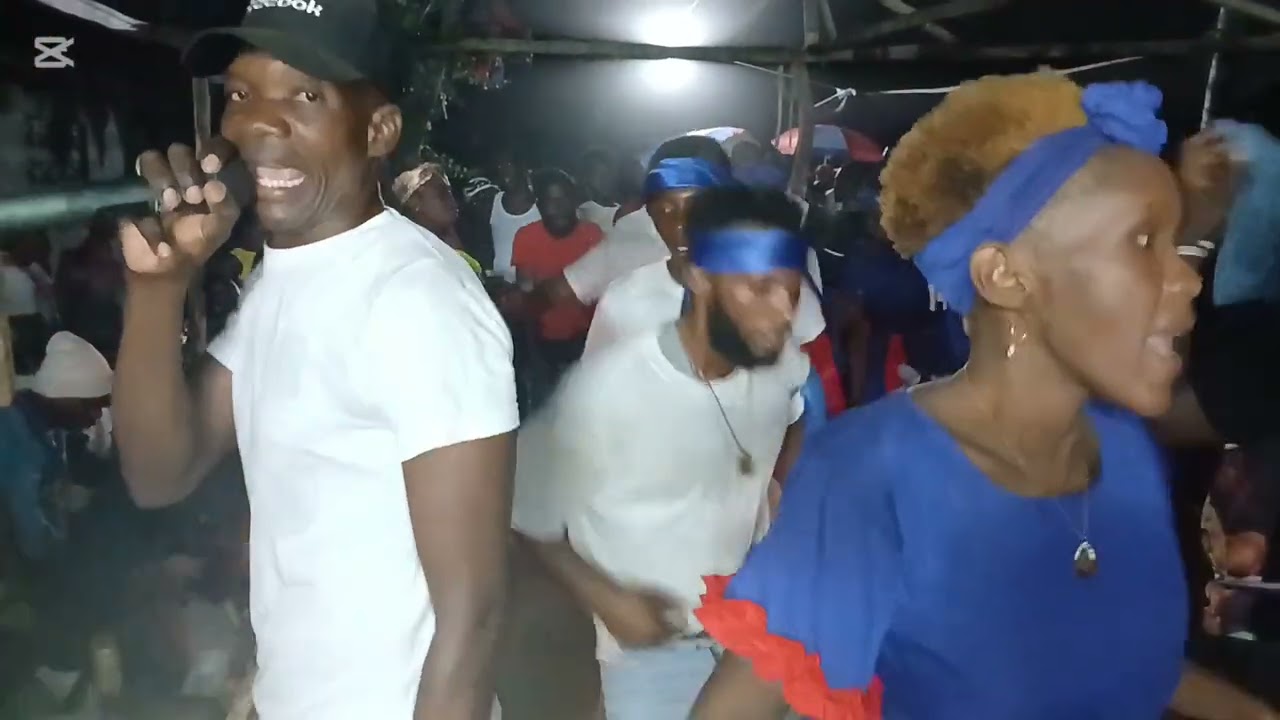 Sanba Guettie yon manbo gran dizè tap pèfome ak rasin dantò  nan lakou miwa kay bòkò stanley