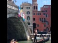 Гондольер под мостом Реальто Венеция