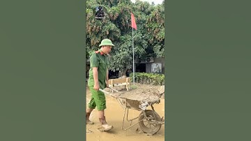 Các chú công an giúp bà con hết sức khô lại cực lắm #respect #congannhandan #canhsatcodong #short