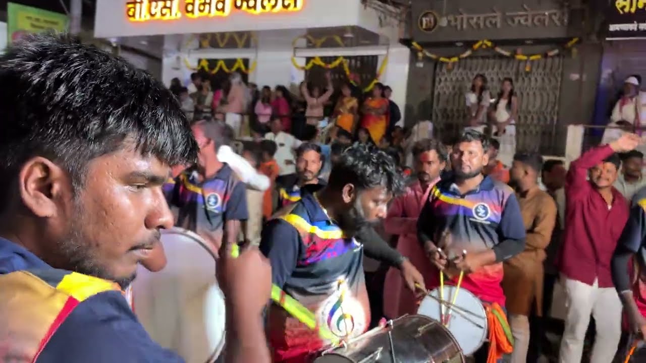 🎵✨ Cocktail Song 🎶 | 🎺 स्वरझंकार बँजो ग्रुप ढालगाव 🥁 | 🌸 नवरात्र महोत्सव मंगळवेढा 2025 🔥💃