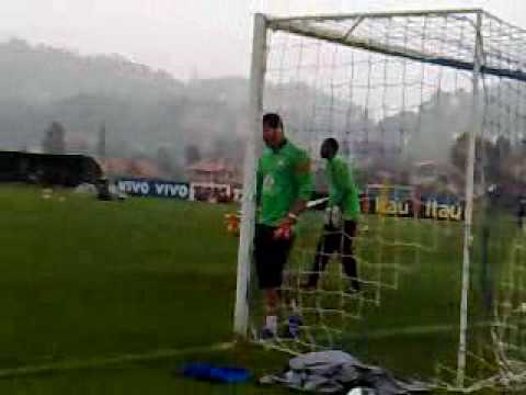 Kak faz gol e Julio Cesar brinca: 'Ele faz gol esp...