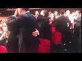 Ricky Martin bacia Jwan Yosef (Emmy 2018)