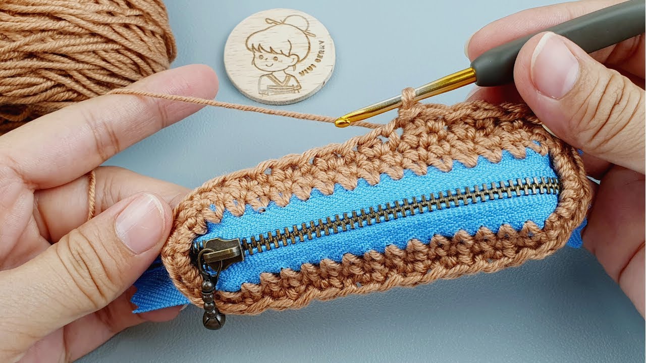 Crochet Coin Zipper Purse | only 1 row of easy crochet stitches | ViVi Berry DIY