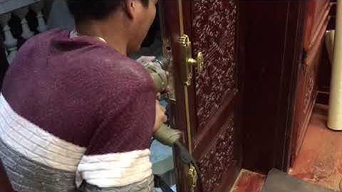 lẮP Ổ KHÓA CỬA GỖ- THI CÔNG NỘI THẤT