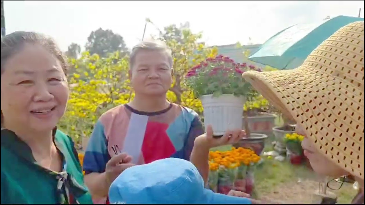 28 Tết Bính Ngọ 2026 – Cả nhà ông Năm đi chợ hoa, mua hoa chưng Tết ngập nhà