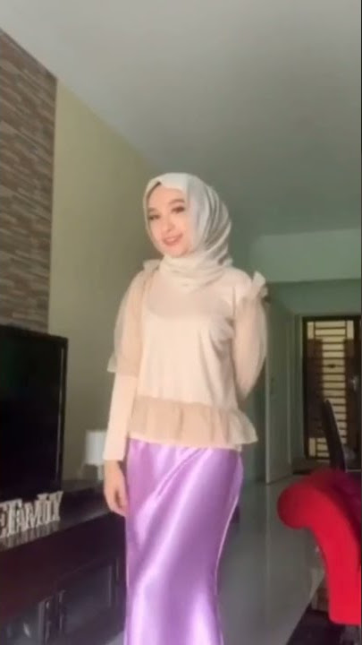 cewe hijab rok satin