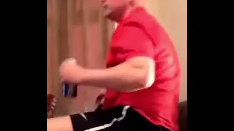 Throwback to this Man Utd fans reaction to Aguero’s goal in 2012 #MUFC #MCFC