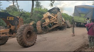 Rare ! Panicked Truck Driver Can't Get Away When The Geleder Is Stuck, It's Difficult To Move