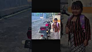 Sebelum berangkat sekolah kita panasin motor ayah dulu😋