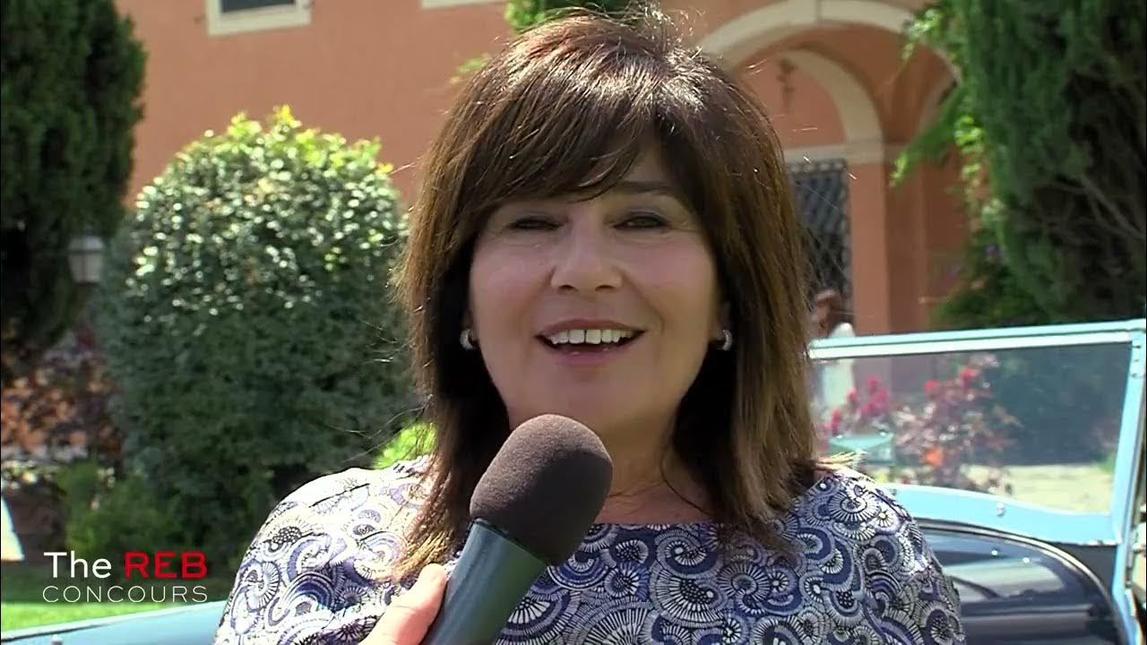 Ilaria Capitani premia la Jaguar E Type OTS 4.2 del 1965 per la