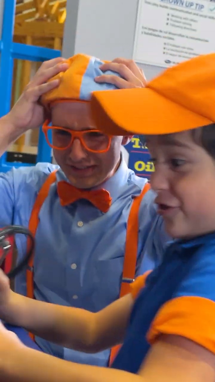 Blippi can you fix that car? Mechanic Rescue Mission! #safetyrules #blippi #shorts