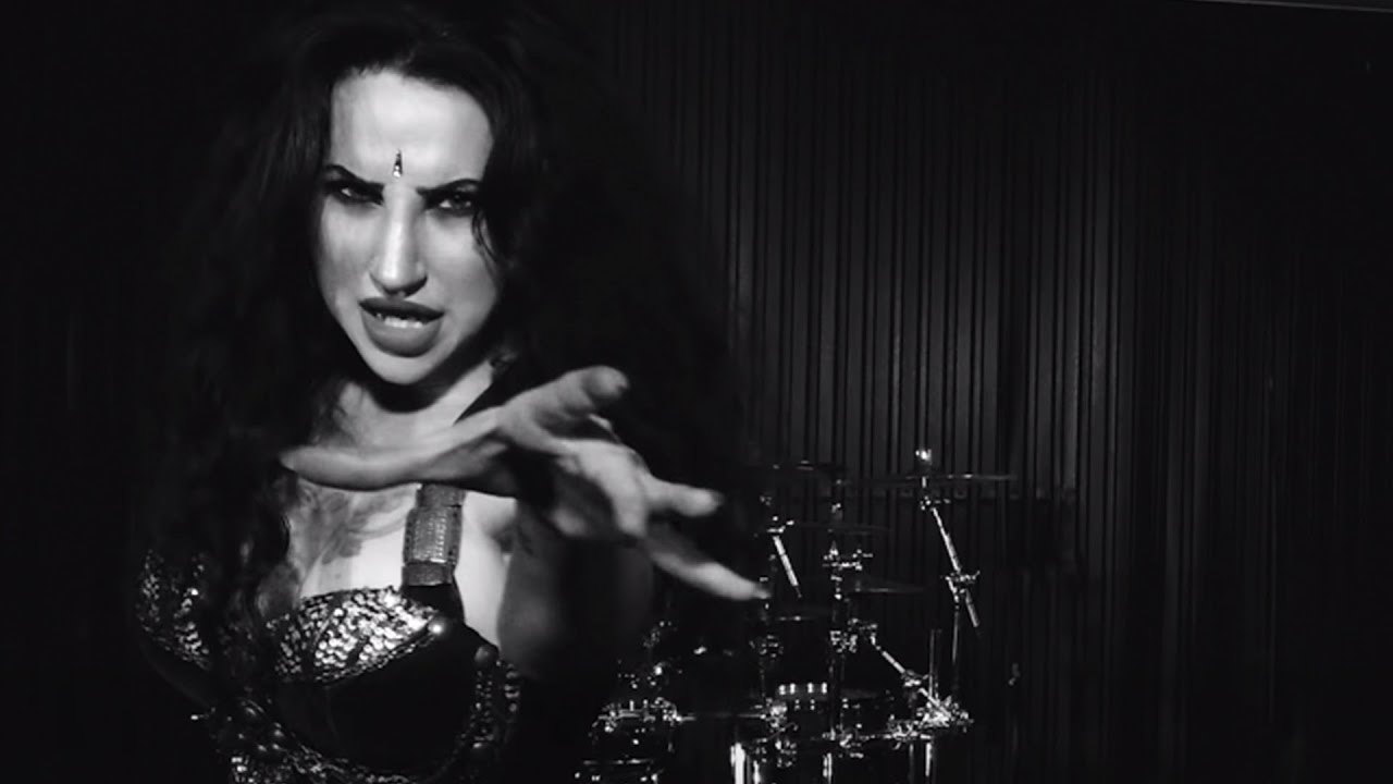 ELEINE - Dancing In Hell (OFFICIAL VIDEO) auf YouTube ansehen ELEINE - Dancing In Hell (OFFICIAL VIDEO) auf YouTube ansehen