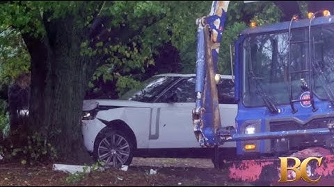 Alec Baldwin crashes car into a tree in East Hampton: Authorities