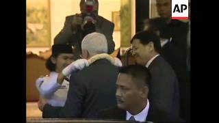 Palestinian leader arrives, welcomed by FM