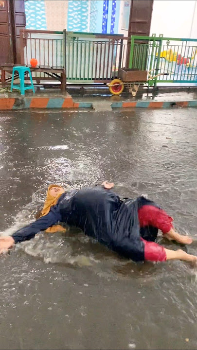 Ibu Hamil  Lucu Terguling guling di tengah jalan #ibuhamil #parodi #dramalucu #parodiibuhamil