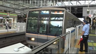 ホームドアが設置されている大阪駅電車線ホームに到着する東海道本線下り207系