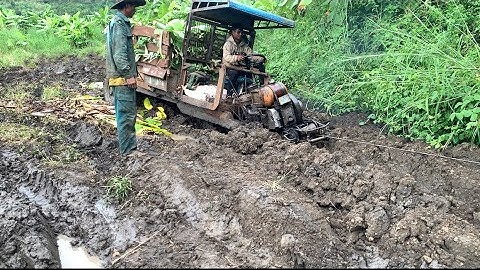 Xe công nông 1 câu chơ chuối đi găp đường bi qua lun rất khoe