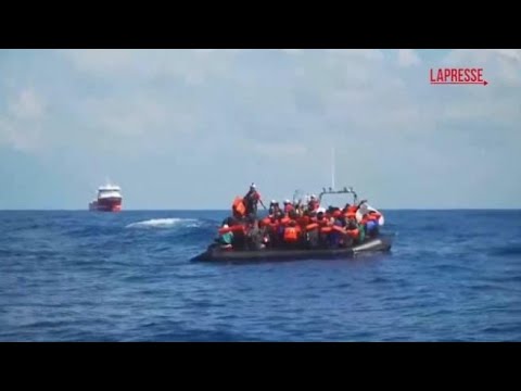 Video Emergency soccorre 123 migranti nel Mediterraneo: tra loro 26 minori