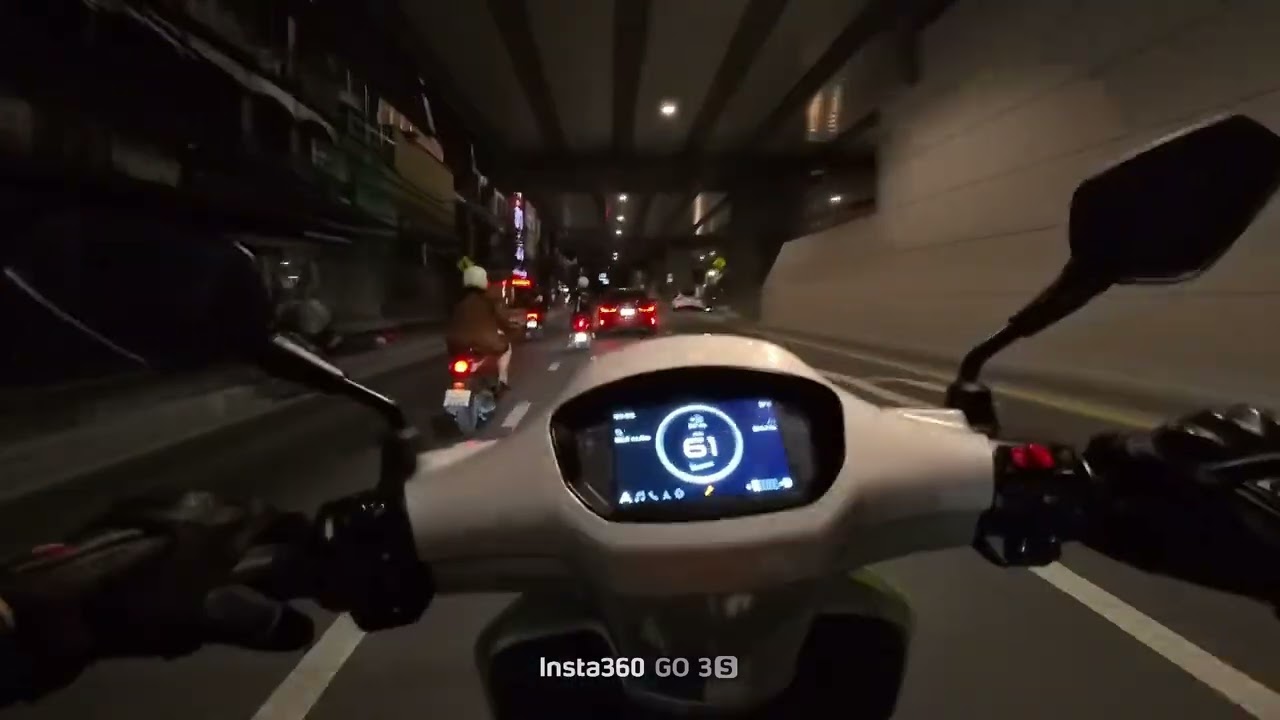 Vespa Sprint Tech 2025 | ขับเที่ยวในเมืองตอนกลางคืน