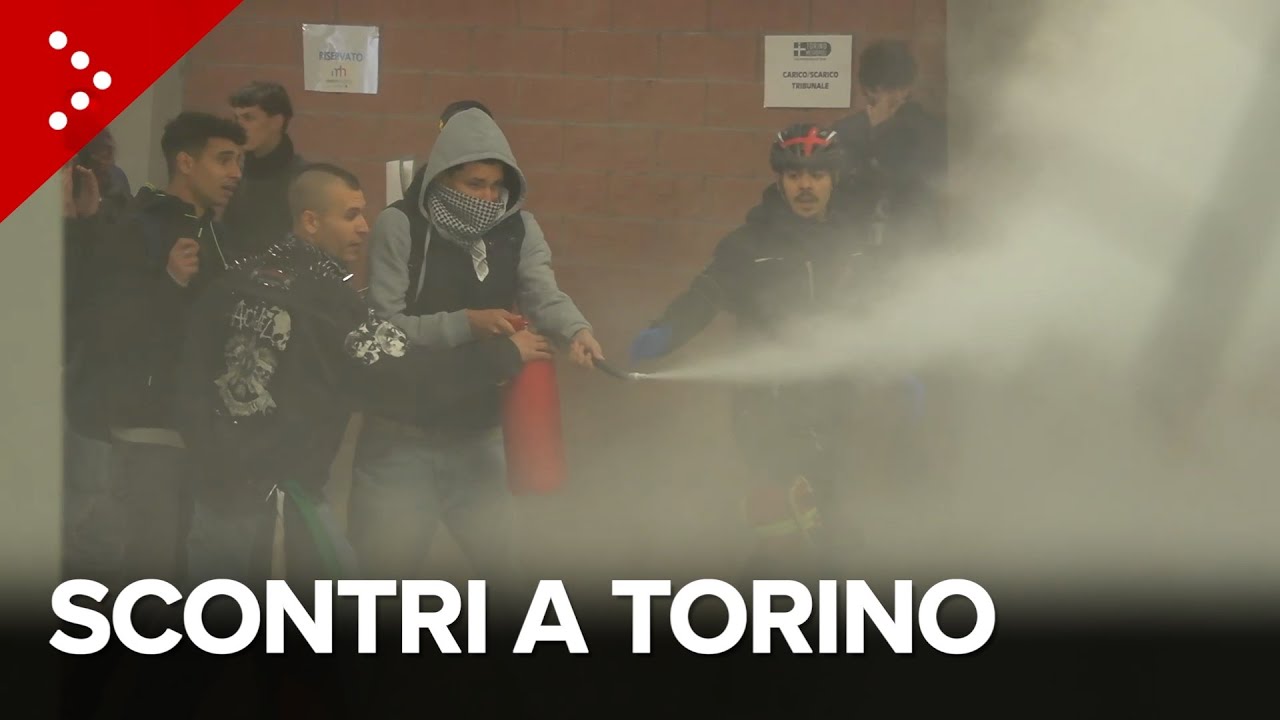 Torino, scontri nella sede della Città Metropolitana: polizia interviene anche a Porta Nuova