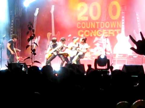 Beyond (Paul & Sai Wing) & Crossfire乐队 - 我是憤怒 @1Utama 2010 Countdown (4/7)