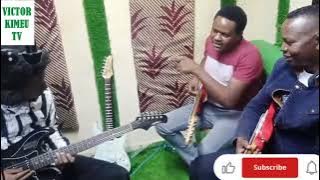 Mumina kamalisa playing solo/lead guitar at hiramix Mwendwa studios 🔥🔥