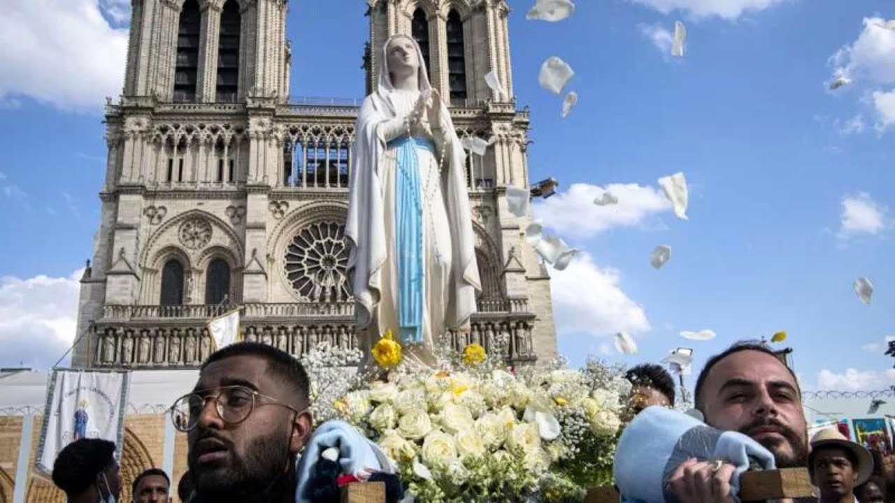 La Vierge Marie dans les rues de Paris
