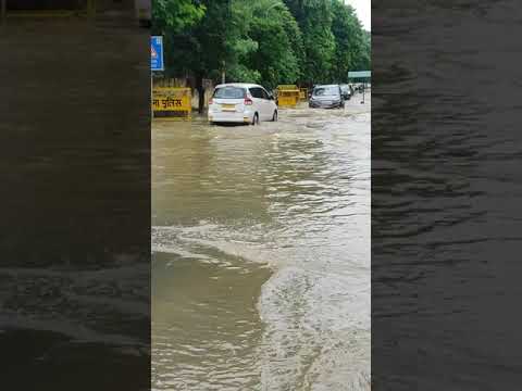 Water logging in front of LORETO CONVENT SCHOOL(New Delhi) ?? HOPE YOU ENJOY