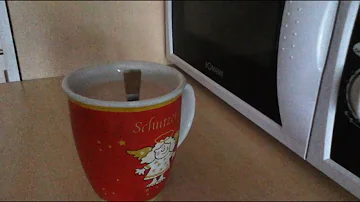 Wie wärmt man Milch in der Mikrowelle?