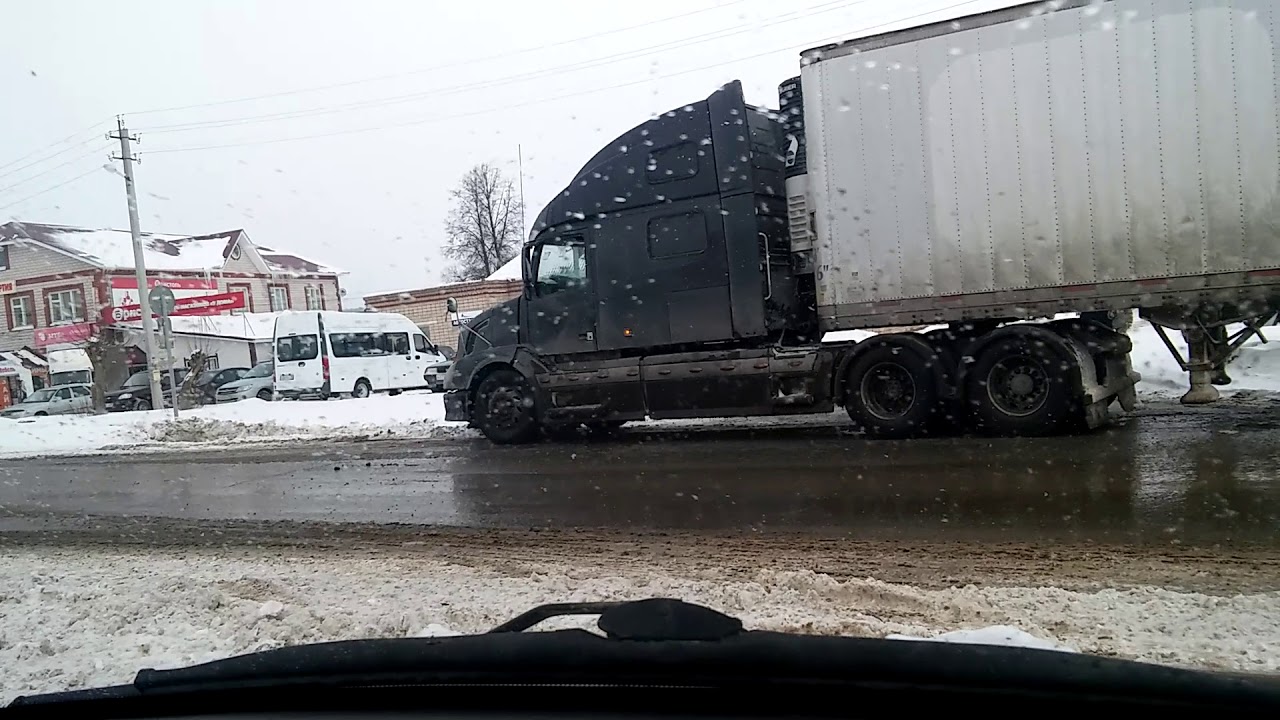 Фура обгоняет бмв