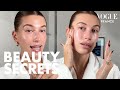 Hailey bieber partage sa routine skincare pour avoir un teint super glowy  vogue france