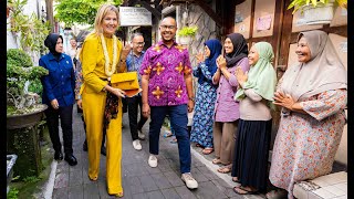 Download Lagu Queen Maxima visits Indonesia for UN - Day 1. Visit to Solo, Batik Village, Euqality (RISE) factory MP3