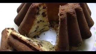 Кекс бисквитный с шоколадом и изюмом/Sponge cake with chocolate and raisins.