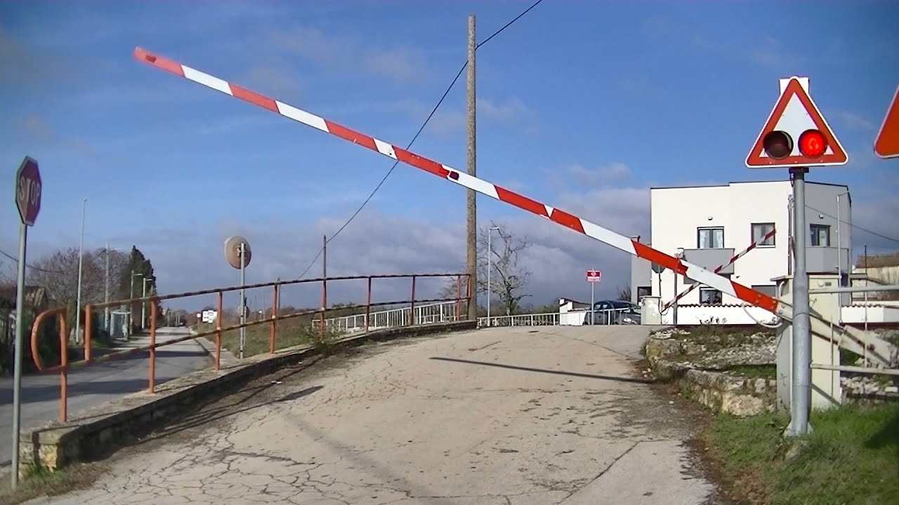 Spoorwegovergang Galižana (HR) // Railroad crossing // Željeznički prijelaz