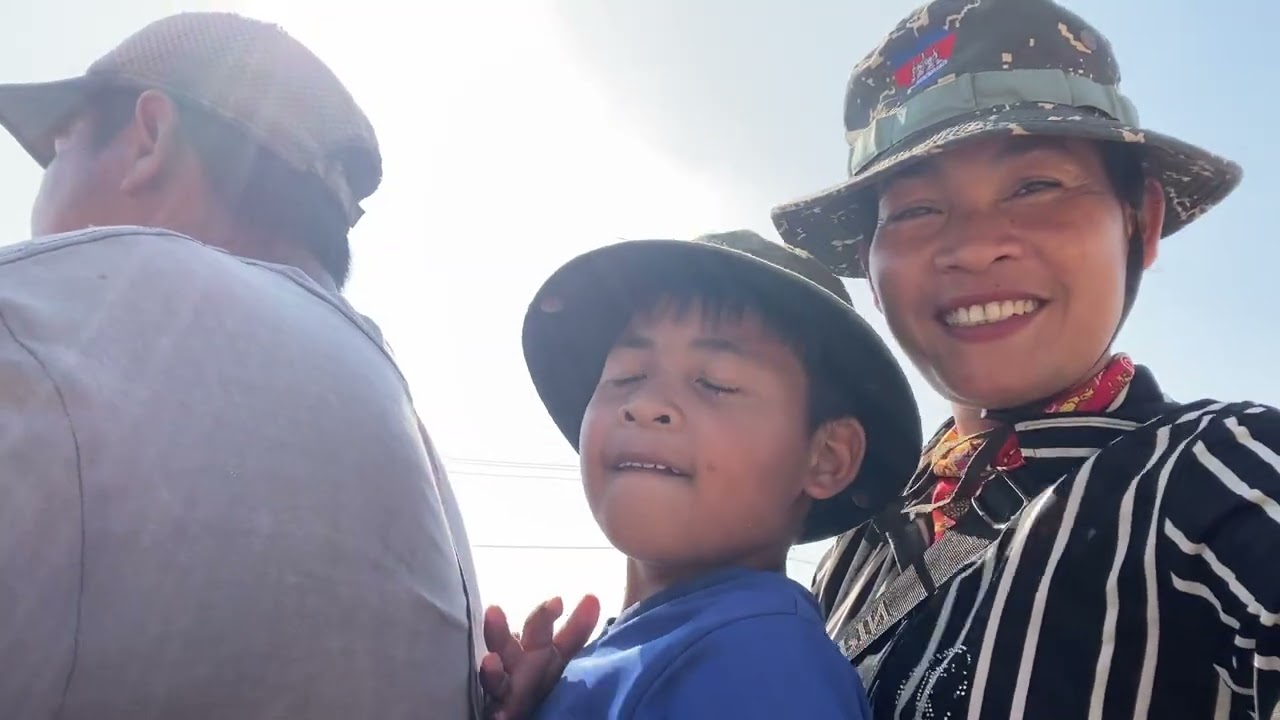 ថ្ងៃនេះប្រពន្ធហើយនិងកូនទៅលេងវាលស្រែ Today, my wife and children are going to the rice fields.