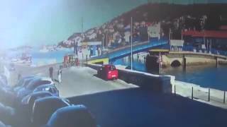 Девушка проехала через открытый мост...