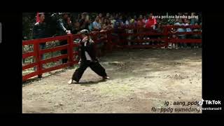 keseruan silat di lapangan adu domba