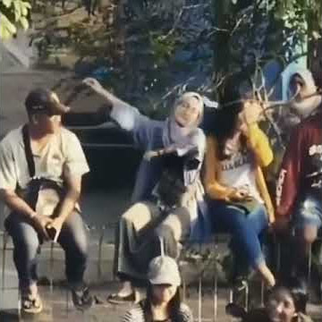 viral.... cewek cantik joget di atas pagar story wa dan ig viral