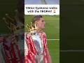 Viktor Gyokeres walks with the TROPHY 🏆| EPL CHAMPIONS