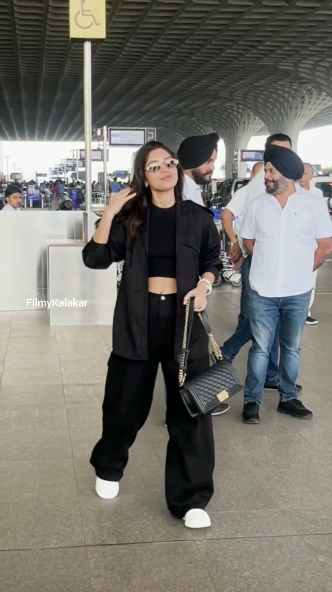 #bhumipednekar chooses an all-black look for her airport appearance ? #filmykalakar