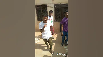 جاني جاب معاو الفرح خاااااام 