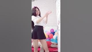 Bigo Kiều Trinh váy ngắn lộ chip lọt khe