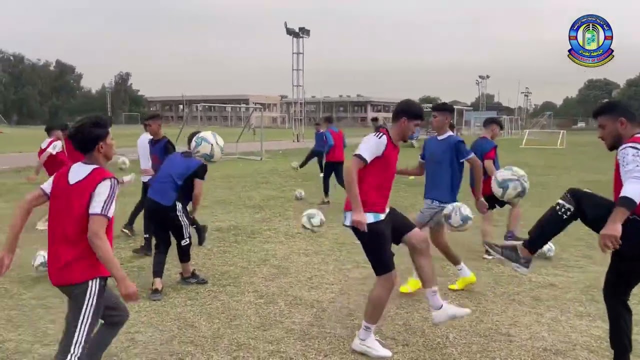 درس كرة القدم - كلية التربية البدنية وعلوم الرياضة