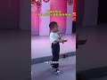 أبهرت أغنية غنائية قدمها ابن أخت يبلغ من العمر أربع سنوات الجميع في حفل زفاف عمته أجواء حفل 